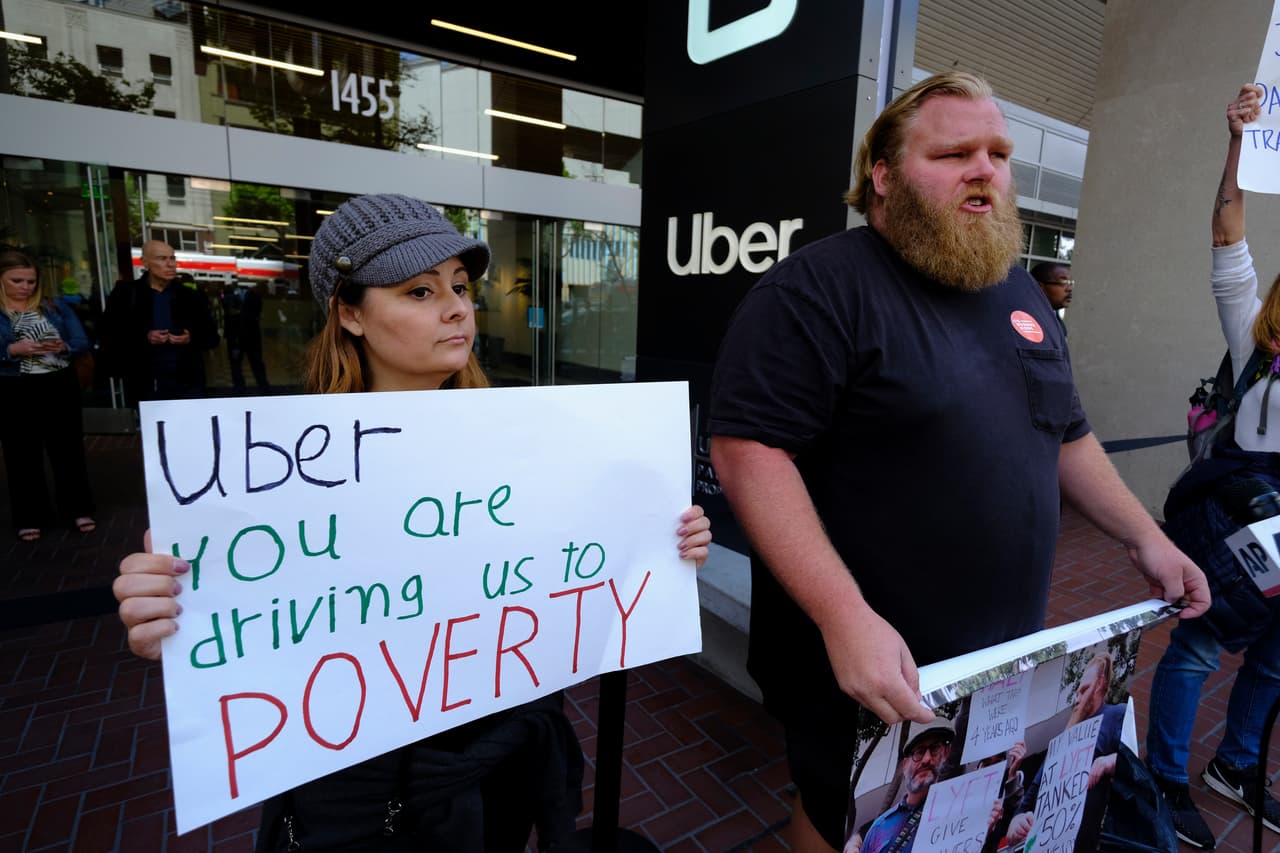 “Uber, nos estás dejando en la pobreza”, fue uno de los mensajes que una manifestante tenía para la compañía. Una de las quejas principales de los choferes es que Uber se queda con un porcentaje cada vez mayor con cada uno de los viajes.