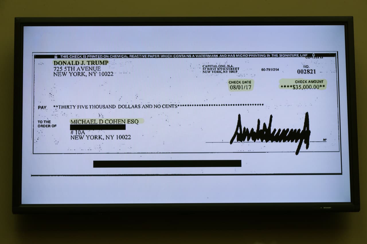 La copia de un cheque con la firma de Trump que Cohen presentó como prueba, "no tienen que creer en mi palabra. Miren los documentos”, dijo. “Donald Trump es un racista, un estafador y un tramposo”, agregó, en una maratónica sesión compitió en cobertura mediática con el segundo encuentro de Trump con Kim Jong Un, en Vietnam. Después Trump sugirió que la audiencia de Cohen 
<a href="https://www.univision.com/noticias/politica/trump-sugiere-que-la-audiencia-de-cohen-influyo-en-el-fracaso-de-la-cumbre-con-kim-jong-un">influyó en el fracaso de esa cumbre. </a>