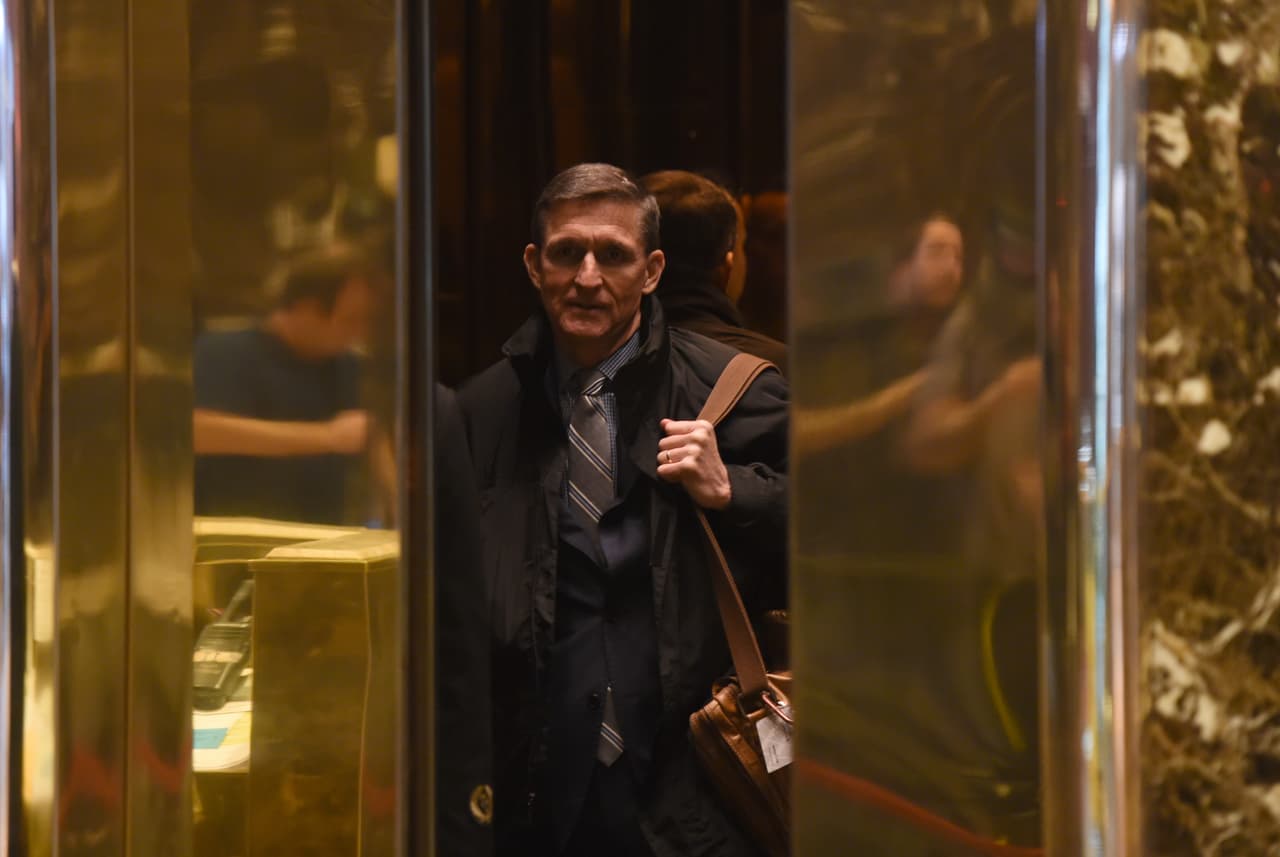 <b>Teniente general retirado Michael Flynn, asesor de seguridad nacional. </b>Fue director de la Agencia de Inteligencia de Defensa en la Casa Blanca de 2012a 2014. Ha catalogado el Islamismo como nada más que una "ideología política", y promocionado que se debe usar la frase "terrorismo islámico radical". En una ocasión publicó un video en su cuenta de Twitter que incluía el mensaje: 
<b><a href="https://twitter.com/GenFlynn/status/703387702998278144" target="_blank">"El miedo de los musulmanes es racional"</a></b>.