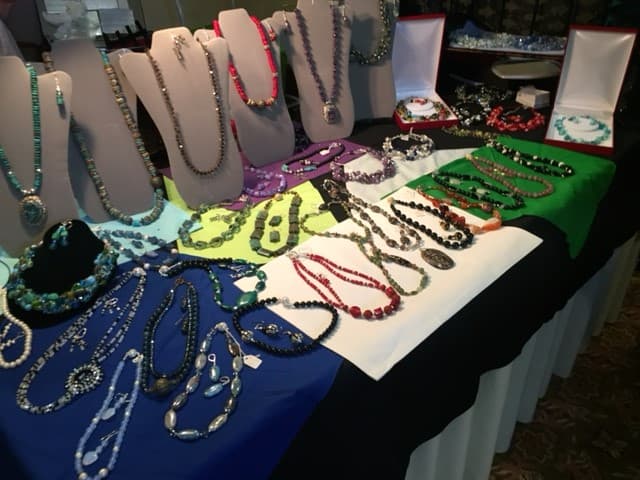 <h2 class="cms-H2-H2">Fiesta Olé Bazaar, Luncheon, and Style Show</h2>
<br>
<ul>
 <li class="li1">Cuándo: 27 de abril</li>
</ul> 
<ul>
 <li class="li1">Hora: 10:00 horas - 14:00 horas</li>
</ul> 
<ul>
 <li class="li1">Dónde: The Westin San Antonio North</li>
</ul>
<ul>
 <li class="li1">Qué es: Una serie de muestras y mercadillos con ropa, artesanías, comida deliciosa y entretenimiento.</li>
</ul> 
<ul>
 <li class="li1">Costo: 100 dólares</li>
</ul>
