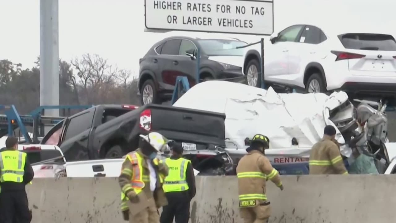 Continúan los trabajos de limpieza y siguen con la investigación del accidente en cadena ocurrido la mañana del jueves en Fort Worth.