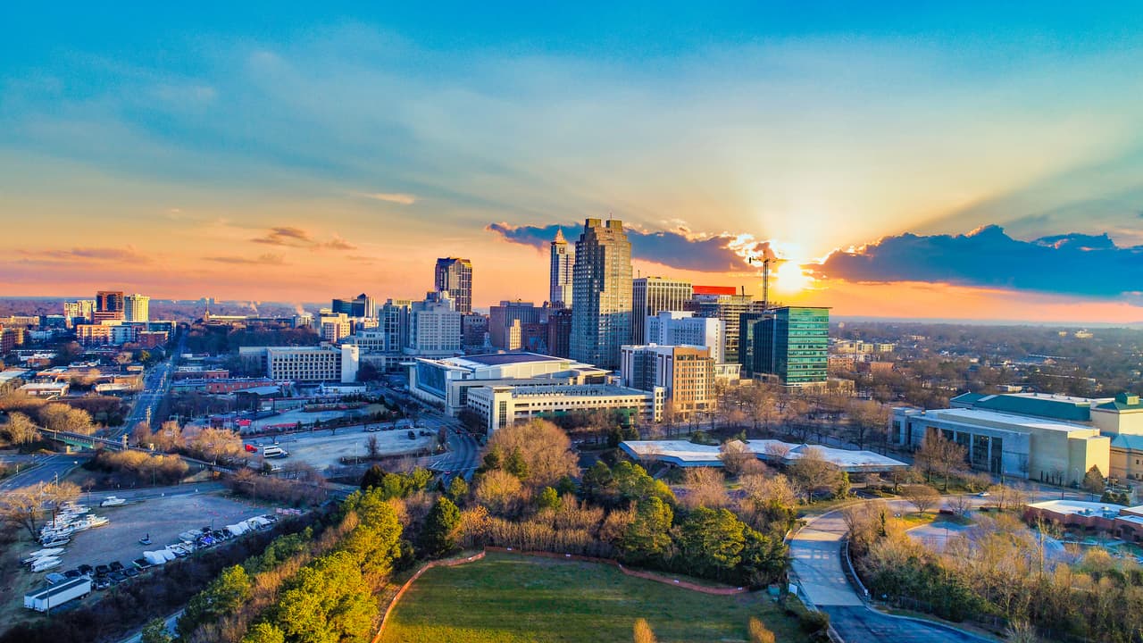 <h3 class="cms-H3-H3">14. Raleigh, Carolina del Norte</h3>
<br>
<br>🏠 
<b>Porcentaje por encima de su valor esperado: </b>51.7%
<br>
<br>🏠 
<b>Valor promedio de una casa:</b> $445,219
<br>
<br>🏠 
<b>Valor esperado de una casa: </b>$293,494
<br>