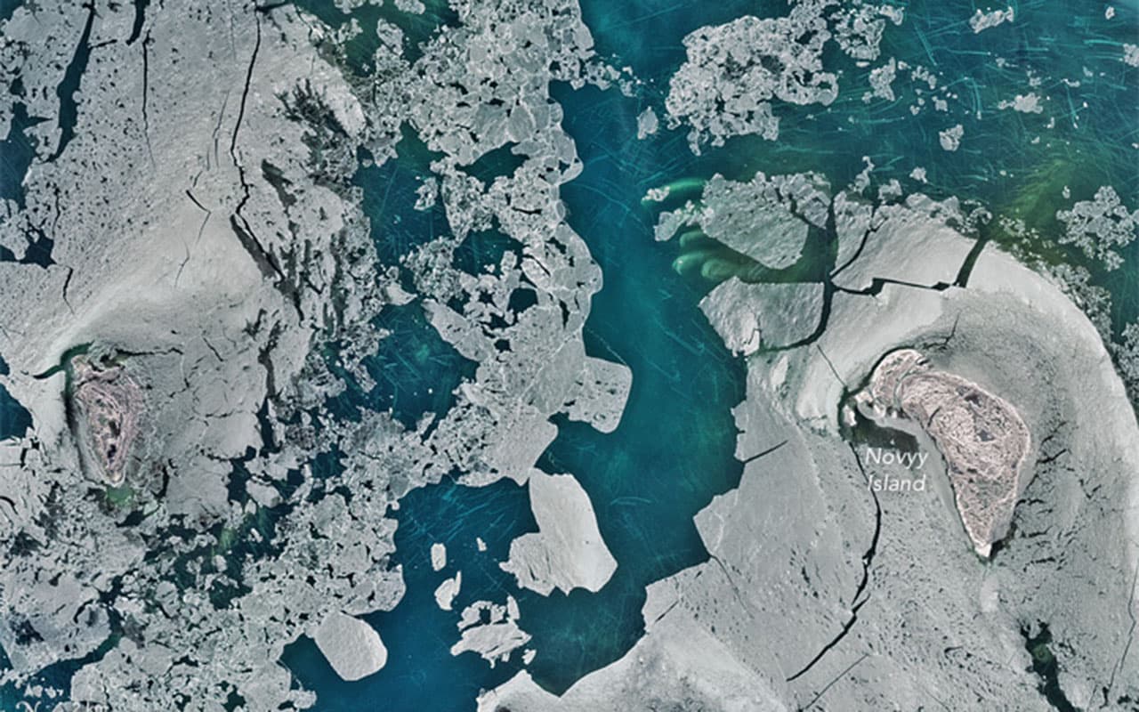 <b>El hielo recorre el mar Caspio norte 2, el 17 de enero de 2016. </b>Esta foto muestra el mismo Mar Caspio del Norte, y el mismo Archipiélago Tyuleniy cubierto de hielo. Es posible que algunas de las marcas (de la anterior foto) tengan origen humano, debido a la pesca de arrastre pero pueden deberse a marcar del hielo.