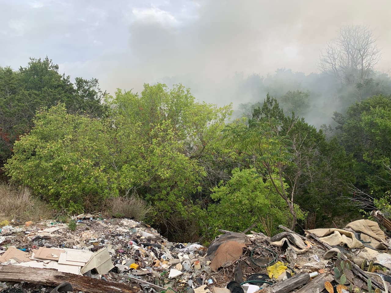 El Departamento de Bomberos de Austin y otras agencias trabajaron para apagar el incendio.