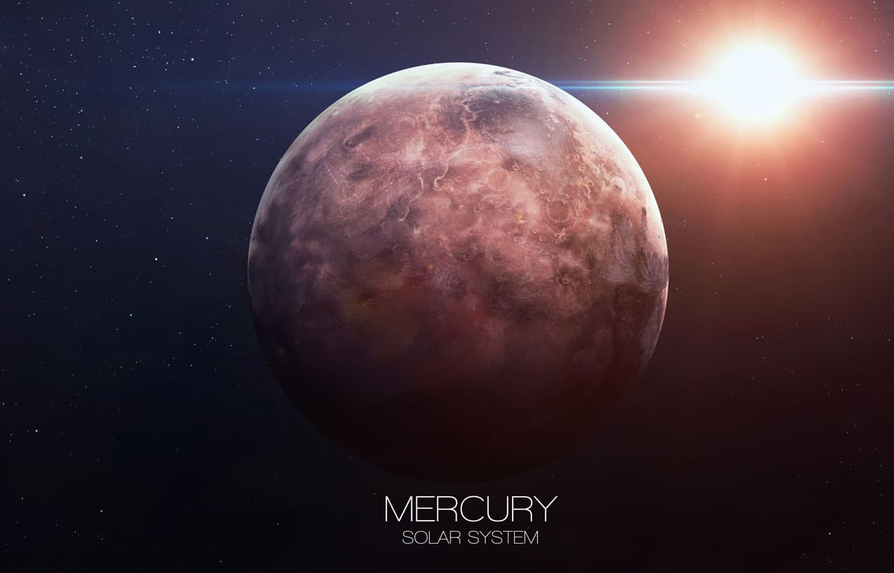 <b>MERCURIO</b>
<br>El primer planeta del Sistema Solar es el más pequeño (después de que consideraran a Plutón un planeta enano), y está a unos 58 millones de kilómetros de distancia del Sol. Es un planeta casi sin atmósfera, con débil gravedad y suelo muy duro.