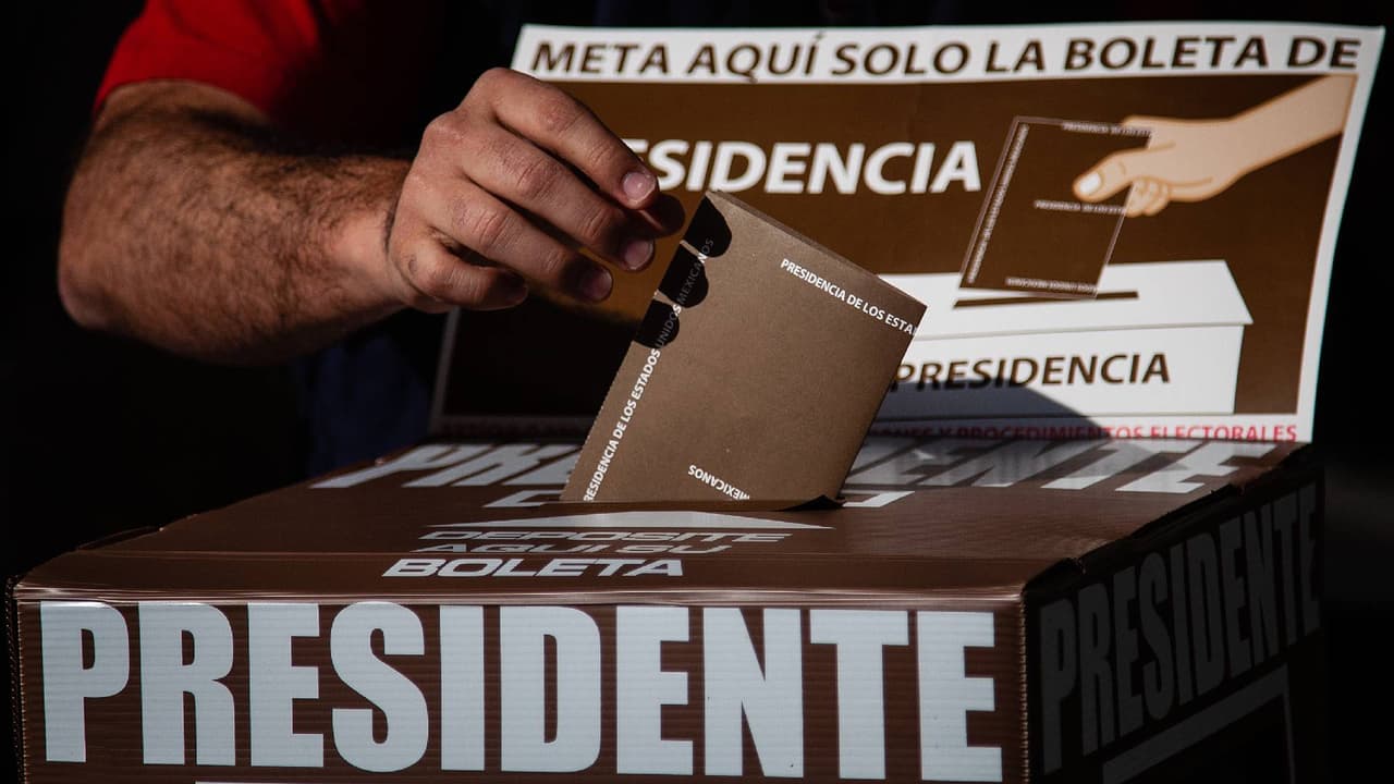 <h2 class="cms-H2-H2">¿Cómo registrarse a la Lista Nominal?</h2>
<br>Antes de comenzar 
<b>ten a la mano tu credencial para votar vigente</b>. Si la tramitaste en México, vas a requerir un comprobante de domicilio no mayor a tres meses, un teléfono y correo electrónico. Si la tramitaste en el extranjero, el comprobante es requerido sólo si cambiaste de domicilio.