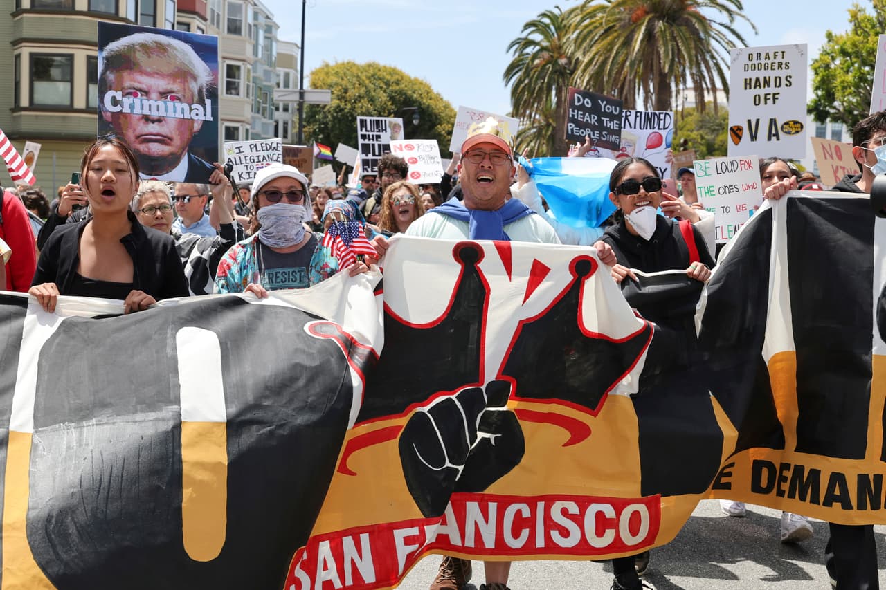 En San Francisco, la protesta comenzó en el Parque Dolores a las 11:30 a.m. y siguió hasta el Centro Cívico; algunos negocios tapiaron escaparates ante el temor de disturbios durante la movilización.
