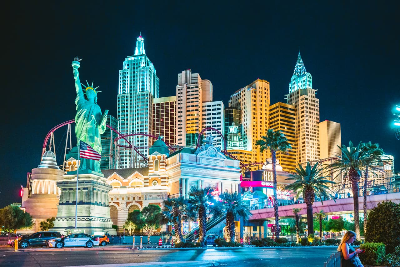 <b>Puesto 19. Las Vegas, Nevada</b>
<br>
<br>Puntuación general: 43.61.
<br>
<br>Más contaminación: puesto 37.
<br>
<br>Peores condiciones de vida: puesto 54.
<br>
<br>Menos satisfacción de los ciudadanos con la limpieza de la ciudad: puesto 31.
<br>
<br>Peor infraestructura: puesto 90.
<br>
<br>La segunda categoría analizada fue la de condiciones de vida. Esta incluye la densidad de población, la proporción de hogares superpoblados, la proporción de hogares sin cocina ni instalaciones de plomería, la proporción de hogares con moho, la proporción de hogares con signos de ratones, ratas o cucarachas, la proporción de hogares con averías en la eliminación de aguas residuales y la tasa de personas sin hogar.
<br>