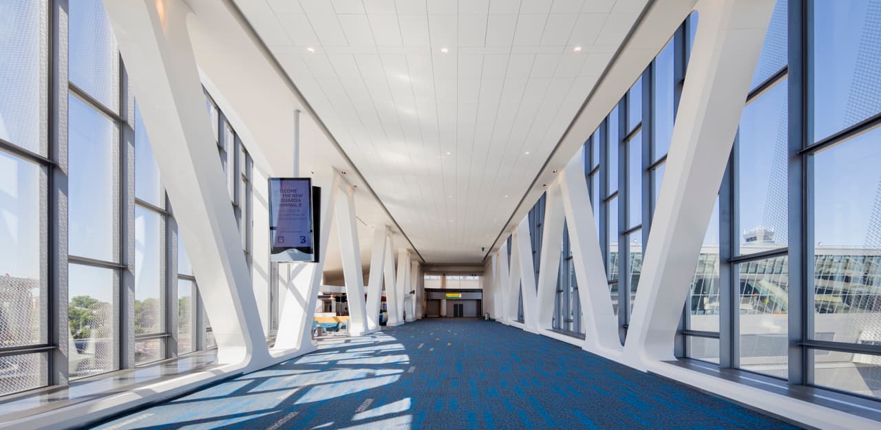 La nueva Terminal B ha sido reconocida internacionalmente con el Prix Versailles, Airports de la UNESCO, 
<b>como el mejor aeropuerto nuevo del mundo en 2021.</b>