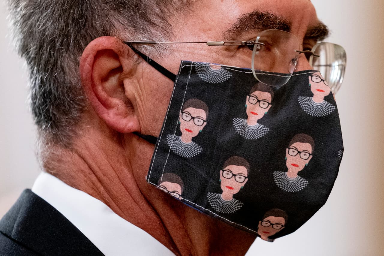 David Reines, esposo de Nina Totenberg, periodista de NPR en el tribunal, llevó una mascarilla con la icónica imagen de la jueza a la ceremonia privada en el Gran Salón de la Corte Suprema.