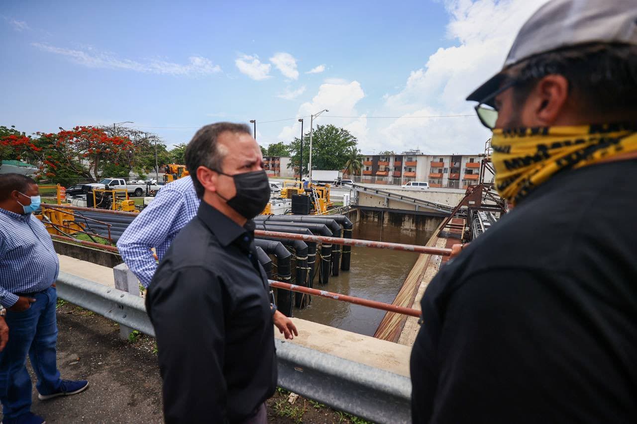Por la mañana, el alcalde de San Juan 
<b>Miguel Romero Lugo</b>, indicó que
<b> Rafael Machargo</b>, secretario de Recursos Naturales, reportó problemas con dos de sus sistemas de bombas en la Baldorioty y que dio instrucciones de añadir una sistemática adicional de bombeo a un contratista privado.
<br>Por la mañana, el alcalde de San Juan 
<b>Miguel Romero Lugo</b>, indicó que
<b> Rafael Machargo</b>, secretario de Recursos Naturales, reportó problemas con dos de sus sistemas de bombas en la Baldorioty y que dio instrucciones de añadir una sistemática adicional de bombeo a un contratista privado.
<br>
<br>