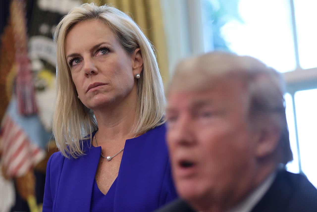 <b>Kirstjen Nielsen</b>, secretaria del Departamento de Seguridad Nacional, presentó su renuncia el 7 de abril de 2019 y Donald Trump lo informó en su cuenta de Twitter. Se había convertido en el brazo ejecutor de las políticas migratorias del presidente, las cuales habían recibido críticas por parte de la oposición y de numerosos grupos sociales por lo que consideraban una actuación carente de humanidad por parte de la Administración.