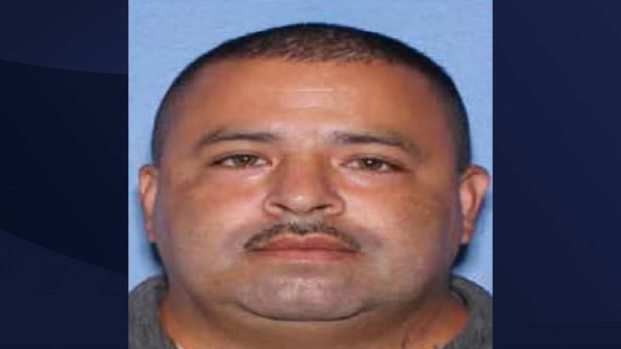 <b>Esmeraldo Aragon Montengero</b>, de 38 años, lo buscan por conducta sexual con un menor de edad. 
<br>