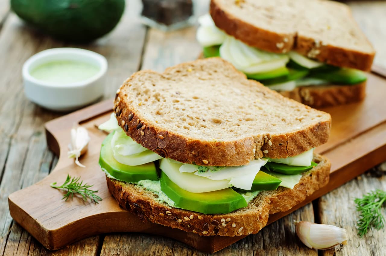 <b>Sándwich de <a href="http://www.univision.com/estilo-de-vida/ingredientes/oda-al-aguacate">aguacate: </a></b>hecho en pan integral con ajonjolí. Relleno con aguacate, queso, repollo y finas hierbas. Ideal para el inicio de semana.