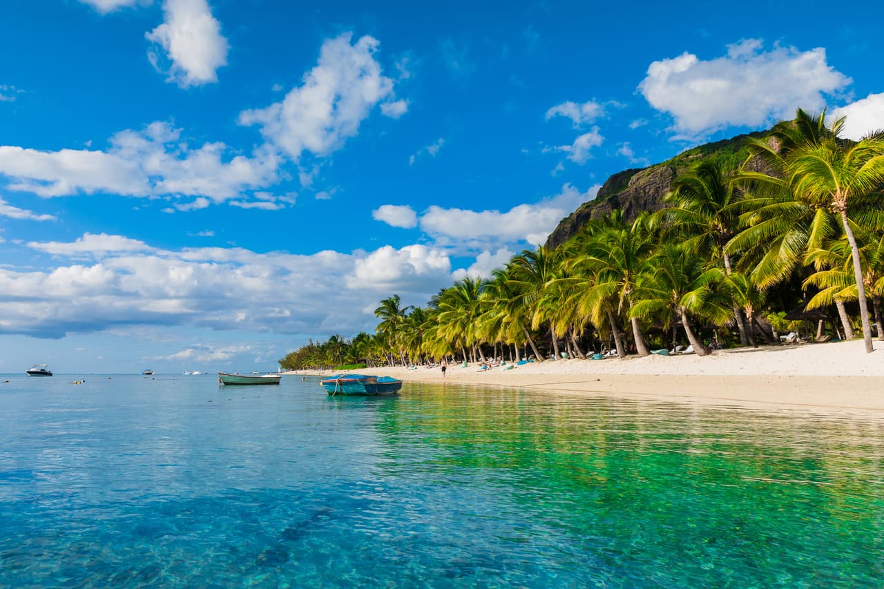 <h2 class="cms-H2-H2">1. Mauricio, África</h2>
<br>
<br>Esta isla africana cuenta con el Parque Nacional Gargantas del Río Negro, que tiene bosques tropicales, cascadas y una extensa fauna en su interior. 
<br>El distrito de Black River (Riviere Noire), al oeste de la isla, es perfecto para quienes deseen practicar la pesca de profundidad. Sus playas, bañadas por el océano Índico, ofrecen aguas transparentes y el avistamiento frecuente de delfines y ballenas. 
<br>
