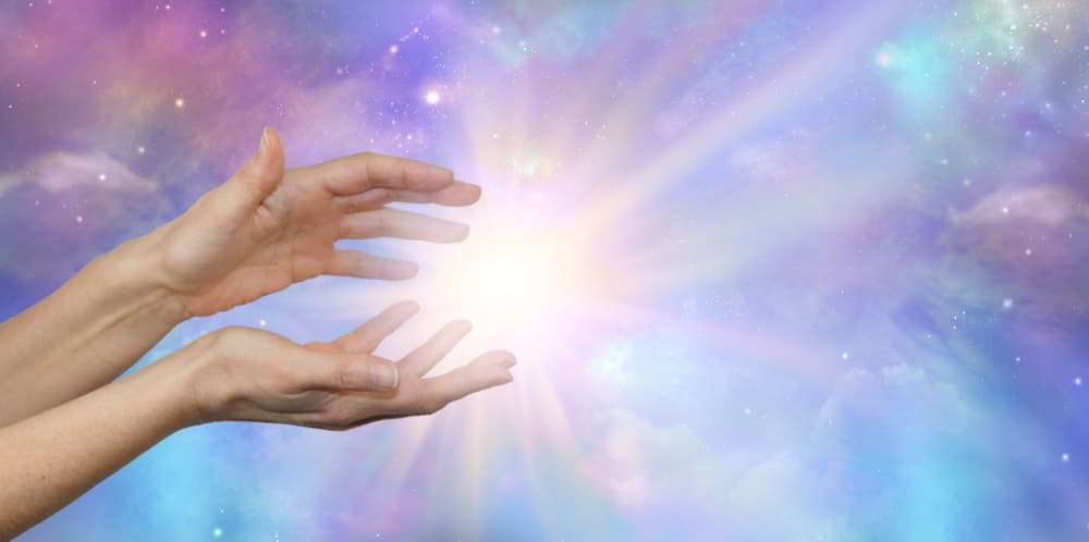 Somos emisores y receptores de toda la energía a nuestro alrededor, por lo que siempre estamos en un constante intercambio y rotación de esa vibra y carga vital de nuestro entorno. Es inevitable que vayamos recogiendo algo negativo y carguemos con ella el resto del día.