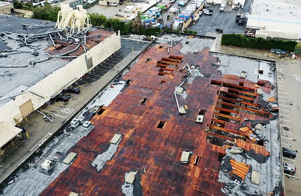 "Más fenómenos meteorológicos podrían azotar Los Ángeles": Tornado EF1 arrasa Montebello y daña varios edificios   