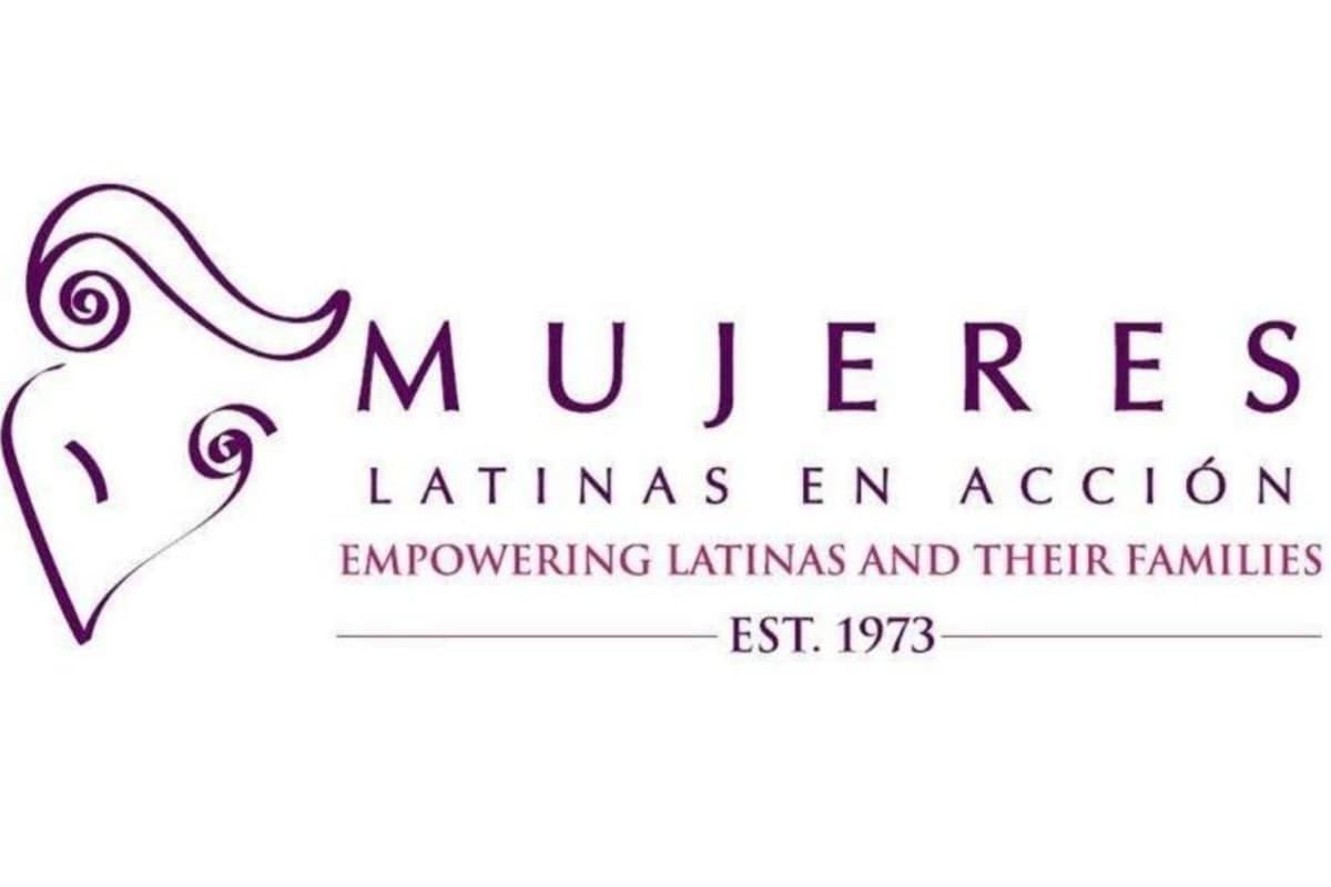 Mujeres Latinas en Acción es una organización fundada en 1973 que tiene con objetivo central ayudar a las víctimas de violencia doméstica. El número al que pueden llamar es: 877-863-6338 las 24 horas. Puedes ingresar a su sitio web 
<b><a href="https://mujereslatinasenaccion.org/" target="_blank">haciendo clic en este enlace</a></b>.