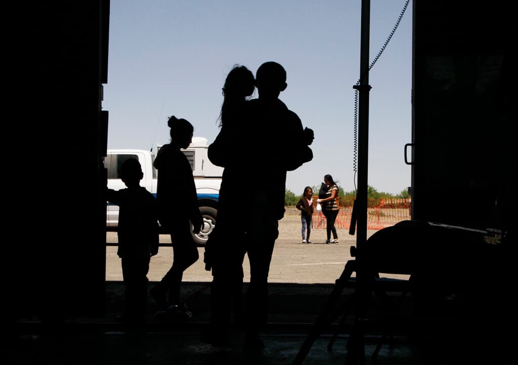 ICE recibe fallo en contra de aislar a niños inmigrantes en hoteles por tribunal de apelaciones