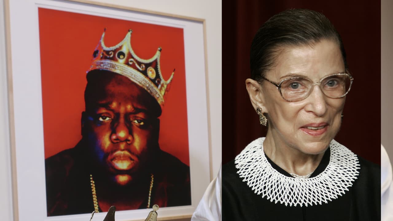 El meme ‘Notorious RBG’, que se popularizó rápidamente por el blog de Knizhnik, imitaba un retrato muy conocido del rapero ‘Notorious B.I.G’, llevando una corona dorada ladeada. La fotografía de la magistrada con su collar más popular es de la sesión oficial de 2006.