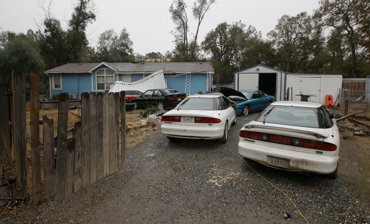 <b>2017. Calles y escuela primaria de Rancho Tehama, California. </b>Kevin Jason Neal estaba en libertad bajo fianza por agredir a un vecino cuando asesinó a su esposa y la enterró en su casa. Luego salió y disparó a residentes de su comunidad en al menos siete lugares diferentes, 
<a href="https://www.univision.com/los-angeles/kmex/noticias/tiroteos/un-vecino-loco-iracundo-e-incontrolable-el-autor-del-tiroteo-en-el-norte-de-california">incluida una escuela primaria. Fue abatido por la policía local</a>. En la fotografía la casa de Kevin Neal, donde fue encontrado el cuerpo de su esposa debajo de las láminas del piso donde se supone la escondió después de matarla. 14 de noviembre de 2017.