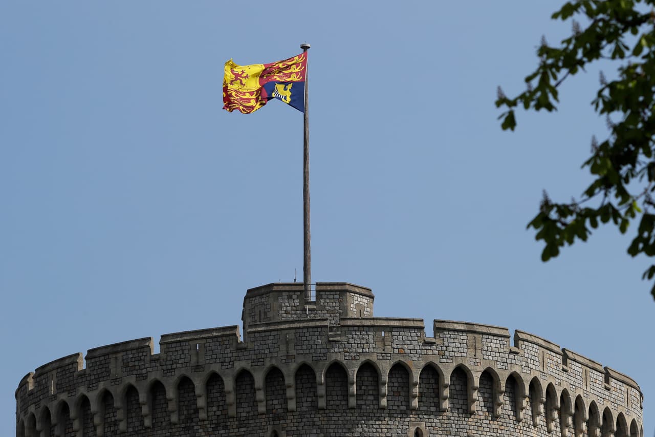 El estandarte real, la bandera personal del monarca, se dividide en cuatro cuadrantes.