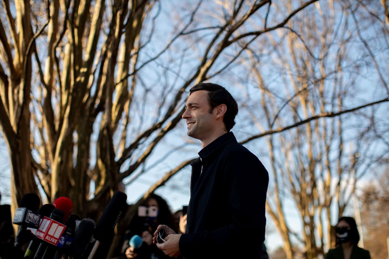 El demócrata Jon Ossoff, aspirante al Senado de los Estados Unidos, habla con los medios de comunicación en el Dunbar Neighborhood Center durante las elecciones de segunda vuelta del Senado de Georgia, el martes 5 de enero de 2021 en Atlanta, Georgia.