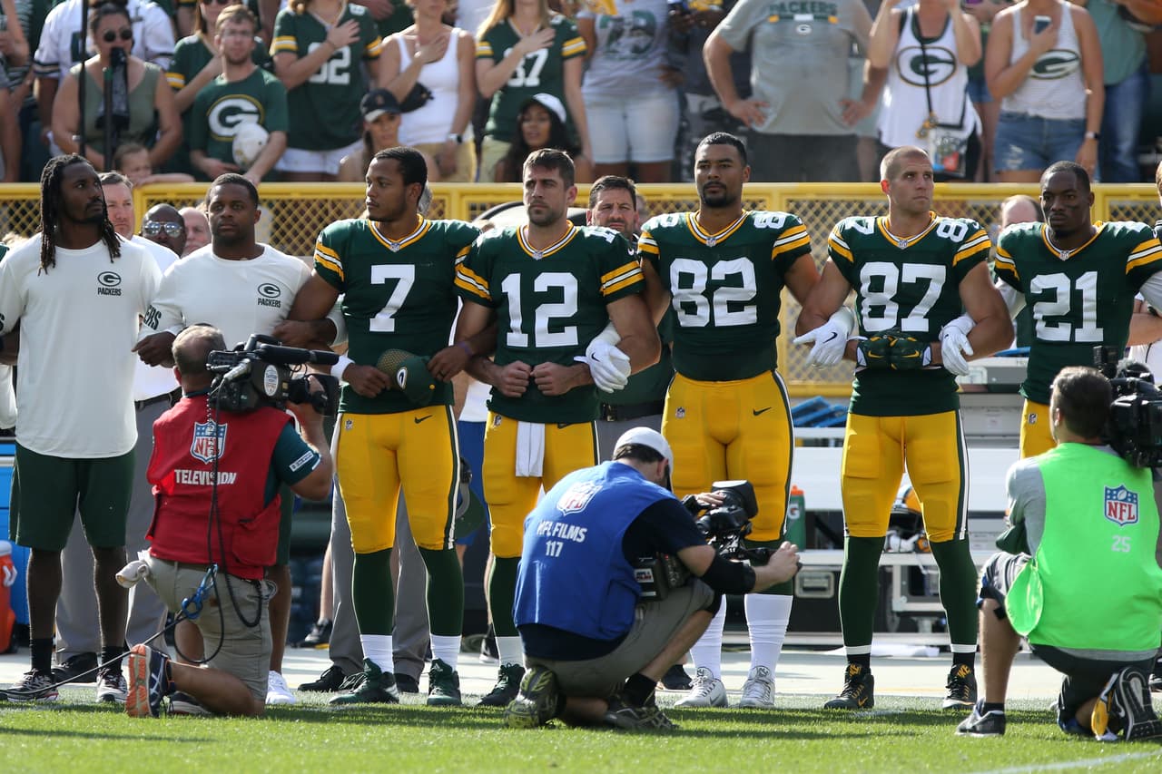 Lance Kendricks y Martellus Bennett (Green Bay Packers) se quedaron sentados durante el himno, mientras sus compañeros entrelazaban sus brazos en señal de unión. Mis actitud tomaron los Cincinnati Bengals.