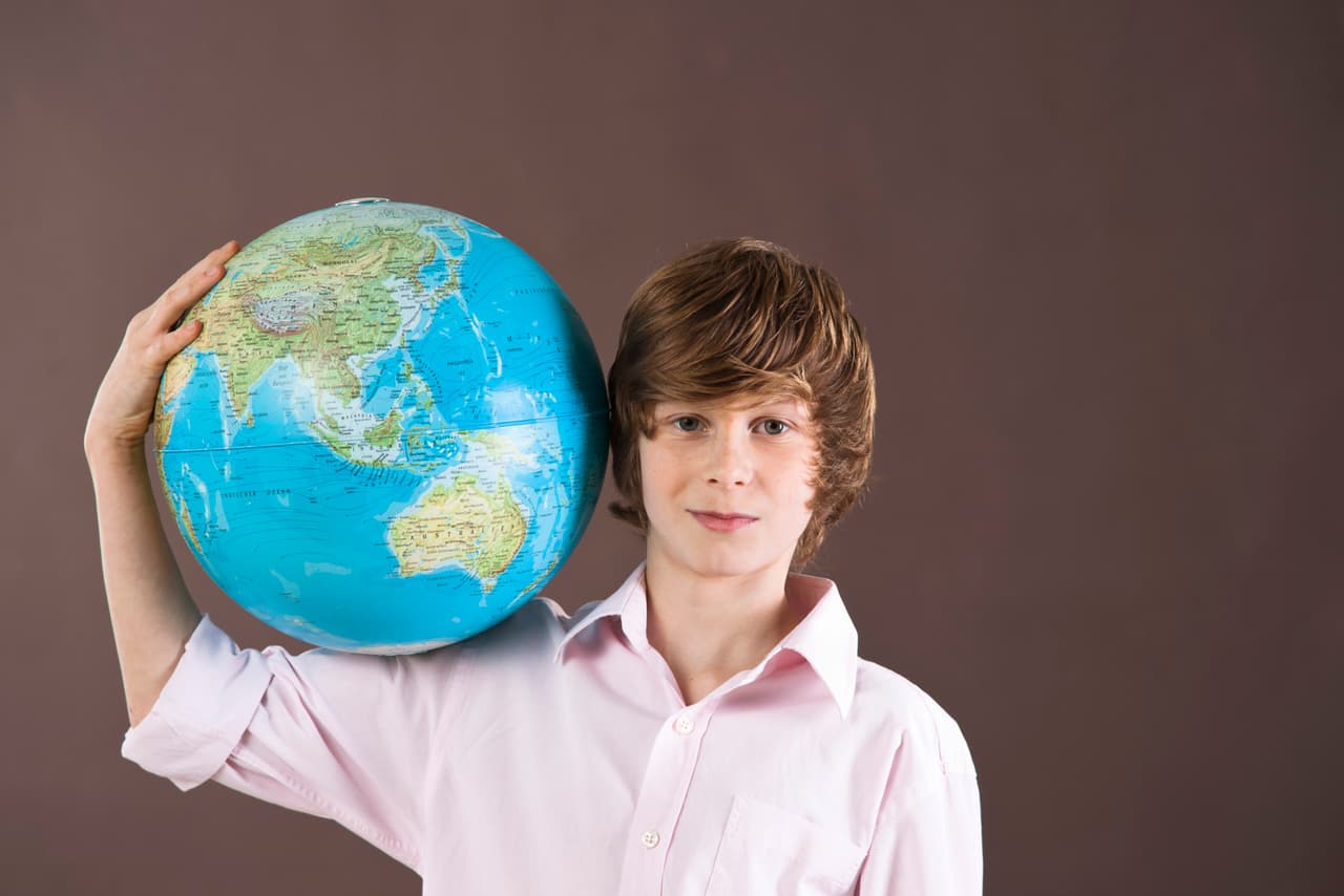 Por eso en el pasado se pensaba que la Tierra era el Centro del Universo y que el Sol y los planetas giraban alrededor nuestro, algo que es totalmente falso, es una ilusión óptica. La Carta Natal, sin embargo, toma a la Tierra como centro y punto de referencia porque es el lugar donde vivimos y la interacción de los planetas nos afecta en diferentes planos según desde donde estemos observándolos.