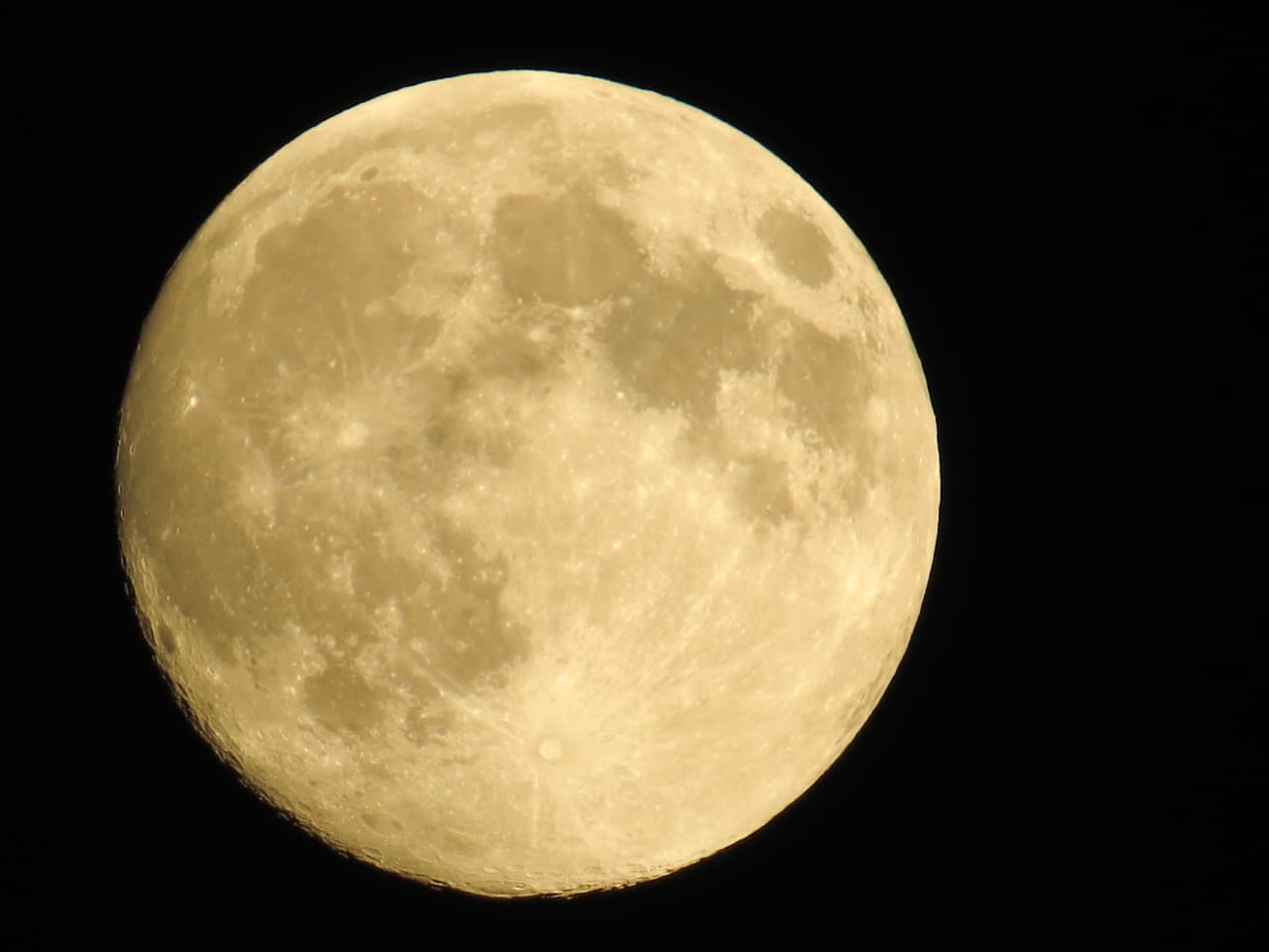 <b>La Luna: Las emociones.</b>
<br>La Luna no es un planeta, es nuestro satélite. Sin embargo su importancia es enorme pues regula ciclos de reproducción en las especies, en las plantas, las cosechas, las mareas altas y bajas y en Astrología, por regular los líquidos se asocia con las emociones y los sentimientos.