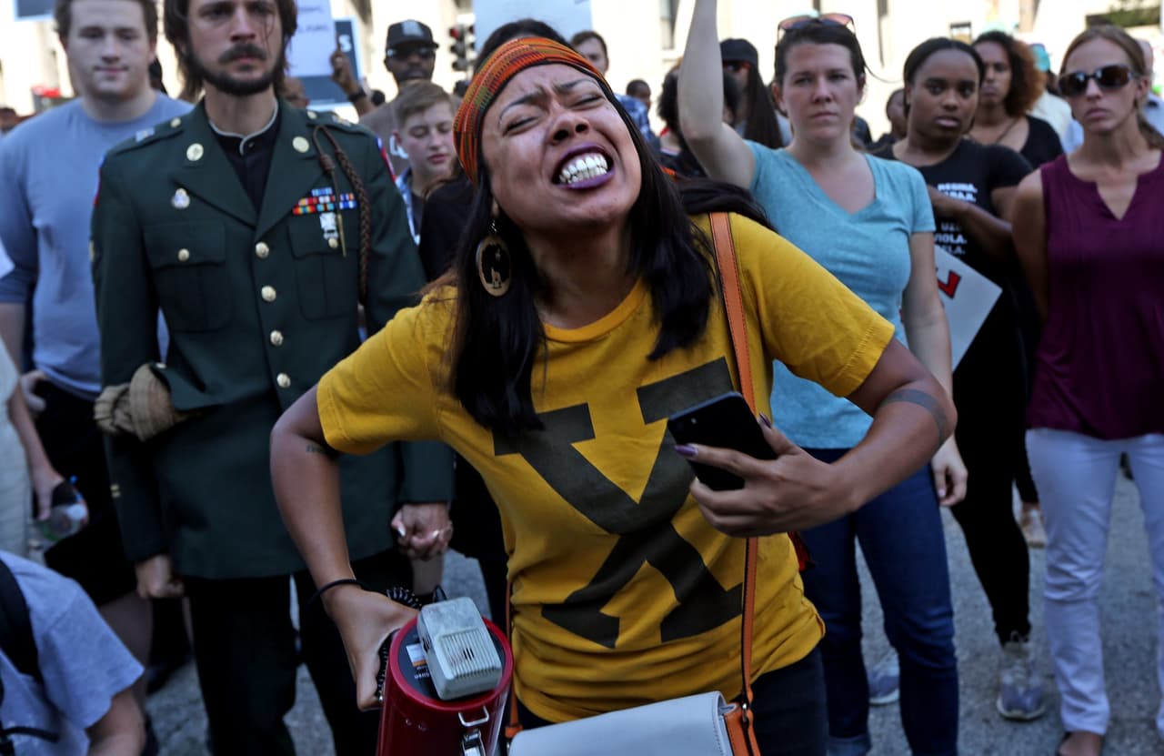 <b>"Es nuestra responsabilidad luchar por nuestra libertad"</b>, gritaba LaShell Eikerenkoetter. Ella protestaba este viernes contra del veredicto de inocencia de un juez federal al exoficial Jason Stockley, acusado por el asesinato a disparos del joven negro Anthony Lamar Smith, ocurrido en diciembre de 2011.