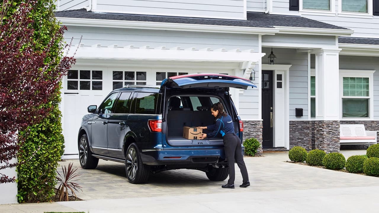 ¿Nadie en casa? No hay problema, ahora Amazon puede dejar sus paquetes dentro del carro