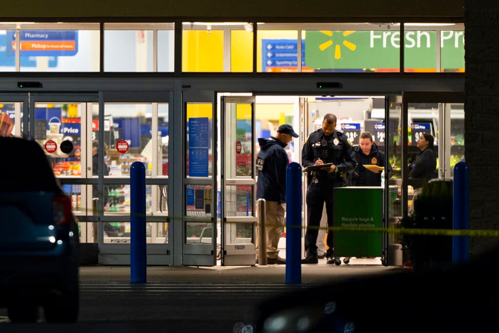 Seis personas murieron y otras resultaron heridas tras 
<a href="https://www.univision.com/noticias/tiroteos/tiroteo-walmart-chesapeake-virginia-multiples-muertos-heridos">un tiroteo en una tienda Walmart de Virginia</a> la noche de este martes, informó la alcaldía de la ciudad de Chesapeake. 
<b>El atancante también murió en el incidente.</b>