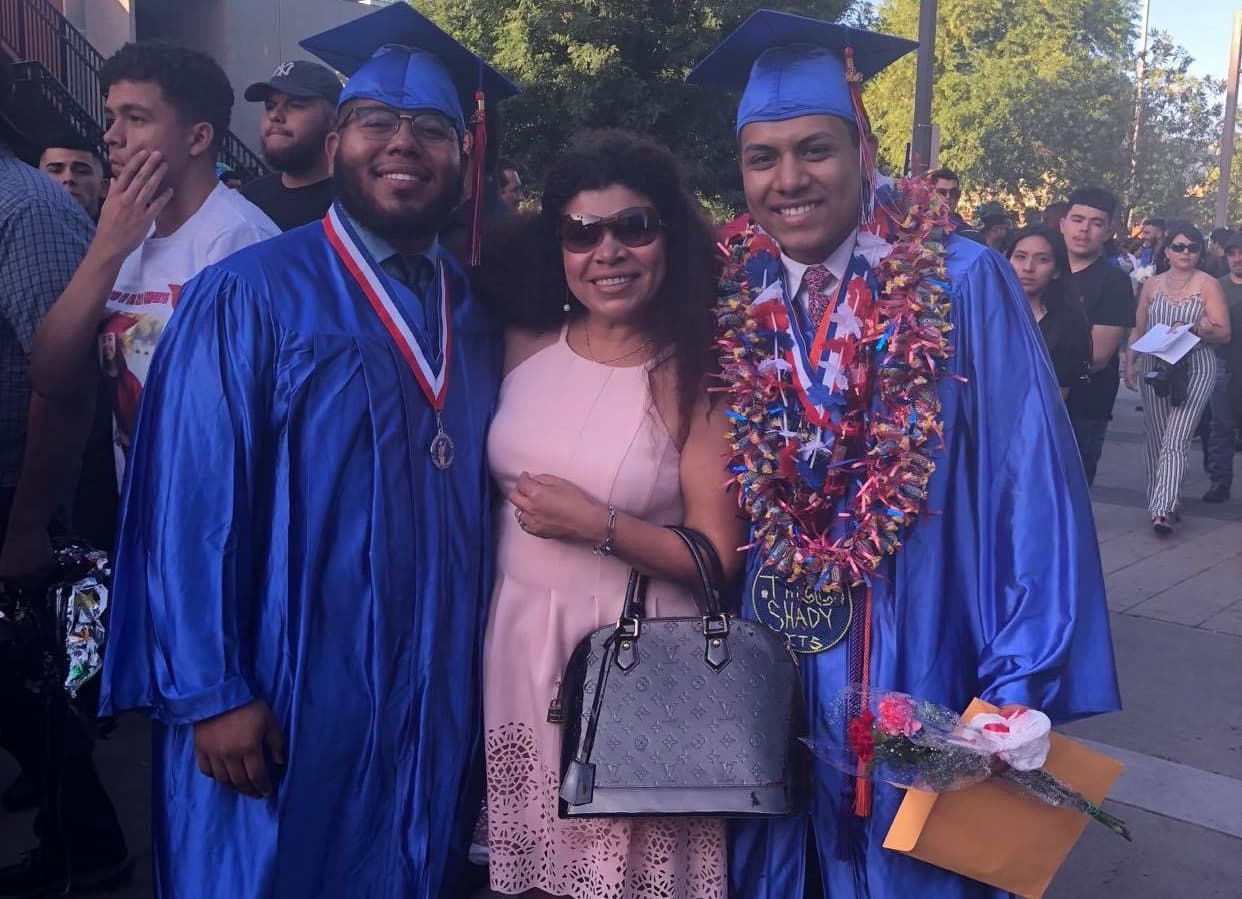 Marta Vázquez con sus gemelos Kevin y Josue en su graduación de secundaria en 2018.
