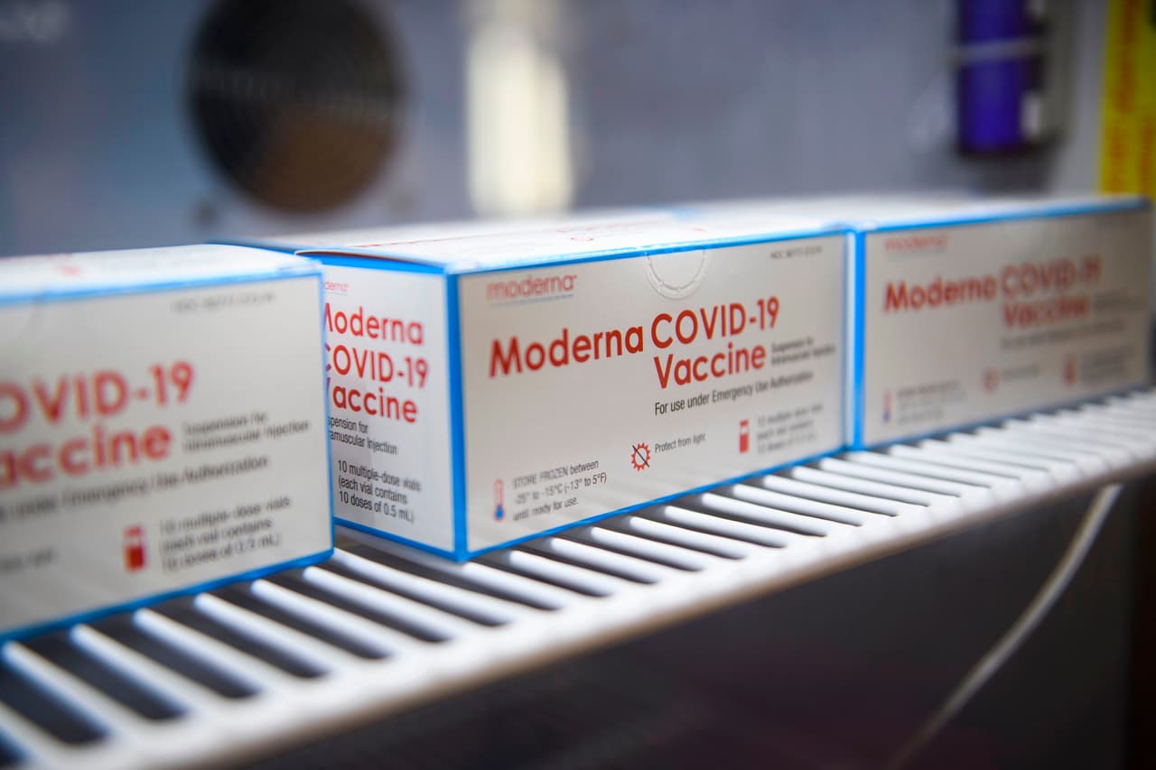 <b>La vacuna contra el coronavirus fue creada con el virus.</b>
<br>
<br>Ninguna de las vacunas contra el covid-19 aprobadas en los Estados Unidos contiene el virus vivo que causa la enfermedad.
<br>
<br>Sin embargo, el objetivo de todas ellas es enseñarle a nuestro sistema inmunológico a reconocer y combatir el virus que causa el covid-19. A veces, este proceso puede producir síntomas como fiebre, pero esos síntomas son normales y son una señal de que el organismo está desarrollando inmunidad.
<br>
<br>Por lo general, el organismo demora algunas semanas en producir inmunidad después de la vacunación. Esto significa que es posible que una persona se infecte con el virus justo antes o justo después de haberse vacunado, y que se enferme. Esto se debe a que la vacuna no tuvo suficiente tiempo para generar protección.