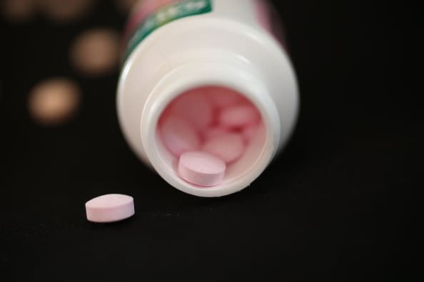 <b>Aspirina</b>. Desde los tiempos ancestrales, la humanidad descubrió los beneficios analgésicos de un extracto de la corteza del sauce blanco, que, siglos después, derivaría en el popular principio llamado activo ácido acetilsalicílico, cuya presentación más estable en tabletas fue descubierta por el alemán en 1897, Felix Hoffmann y patentada por el laboratorio Bayer. Pronto se convirtió en el analgésico más usado en la historia con el nombre que todos conocemos: aspirina. Hoy en día tiene numerosas indicaciones: analgésico, antipirético y para prevenir ataques al corazón, entre otras. La Organización Mundial de la Salud la reconoce como una de las medicinas esenciales.