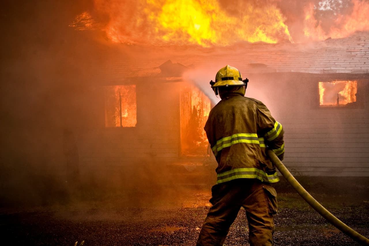 Trump vuelve a amenazar con eliminar fondos federales a California en medio de los incendios