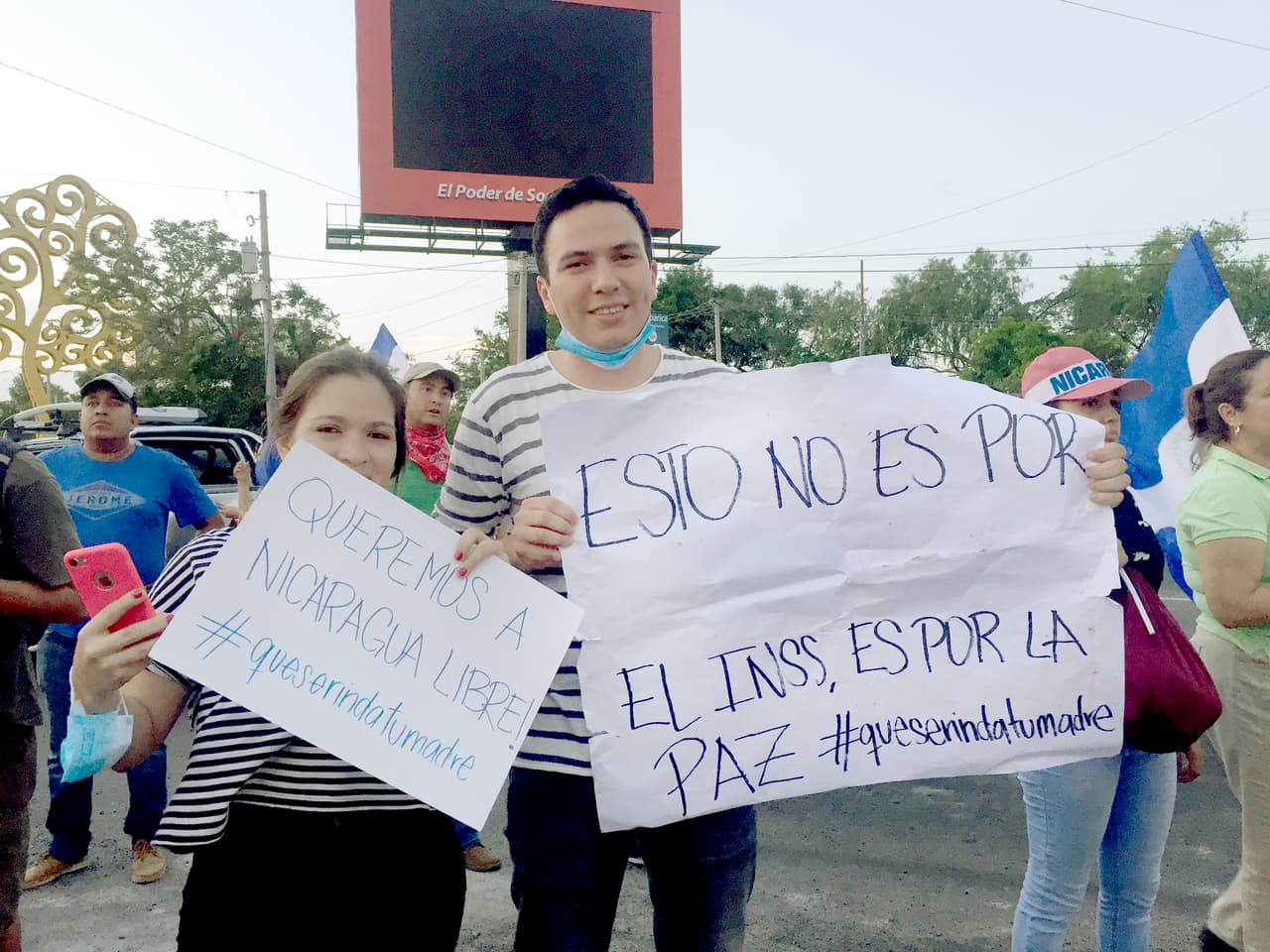 Carlos y Raquel, dos amigos que protestaban el sábado en Managua, dijeron estar allí no solo por la reforma del sistema del seguro social sino por “todo lo que se ha perdido en los últimos 10 años”.