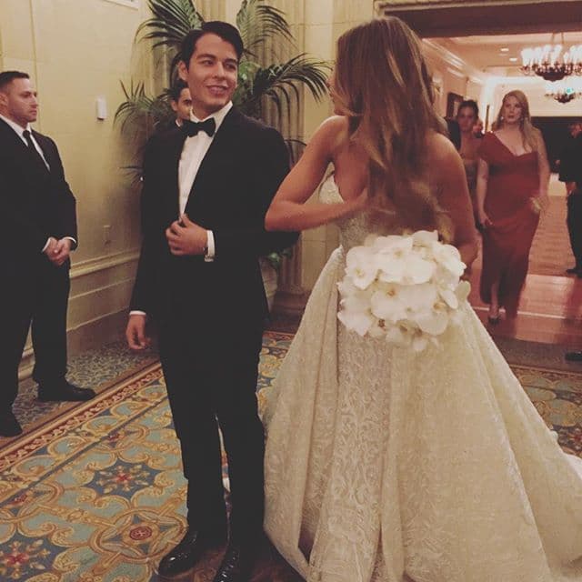 Manolo fue el encargado de llevar a su mami por el altar.