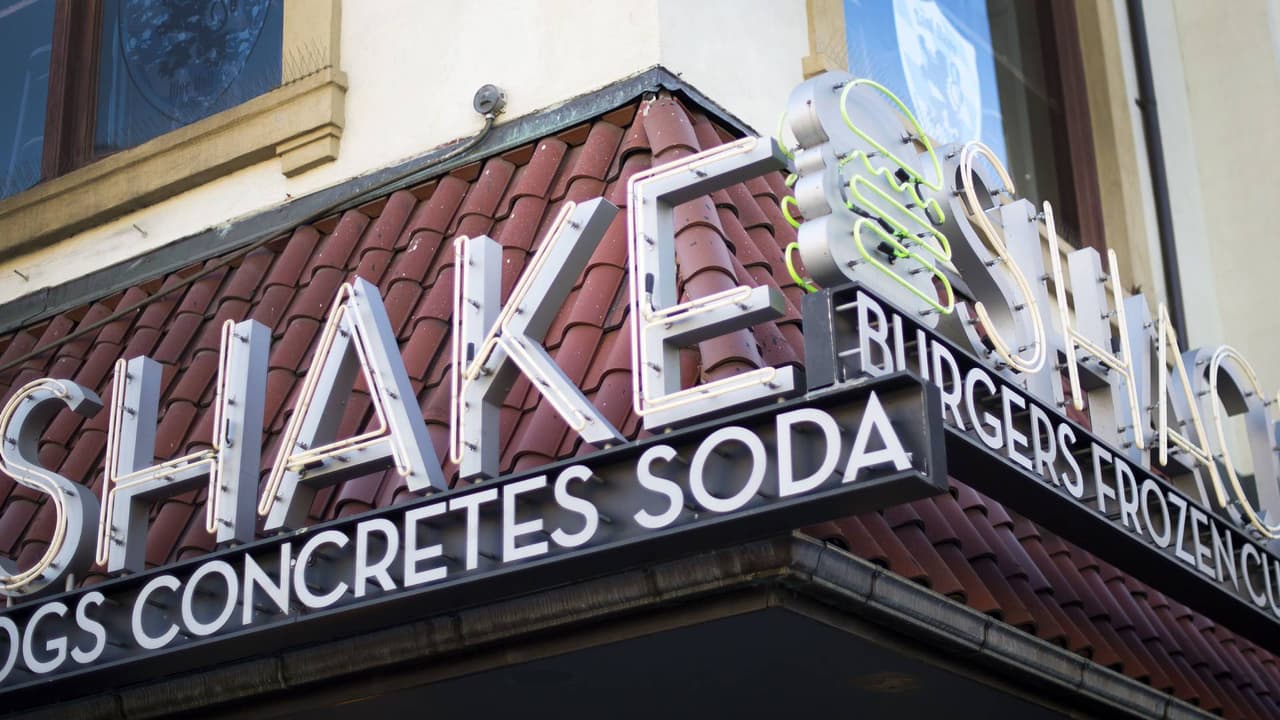 Ataque a golpes en Shake Shack de Dupont Circle: cliente gay denuncia crimen de odio tras un beso 