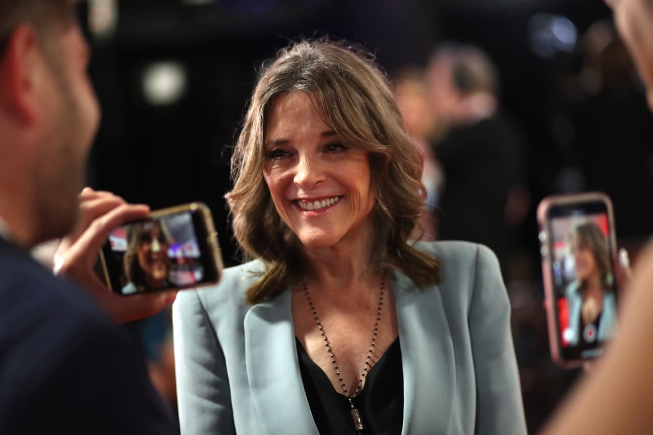 Marianne Williamson es la primera aspirante que busca la nominación presidencial demócrata para 2024