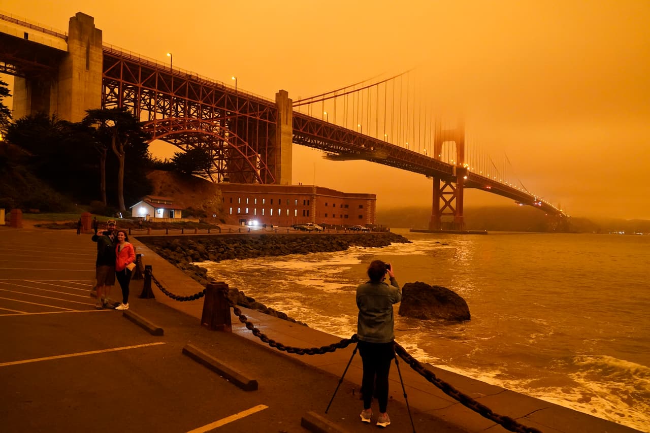 Las personas que viven en las zonas afectadas por 
<a href="https://www.univision.com/local/san-francisco-kdtv/las-mascaras-n95-utiles-contra-el-humo-de-los-incendios-o-una-falsa-proteccion">el humo deben tomar precauciones para cuidar de su salud</a> ya que, con el paso de los días, el estar expuestos al aire contaminado puede derivar en enfermedades pulmonares como una bronquitis o una neumonía.