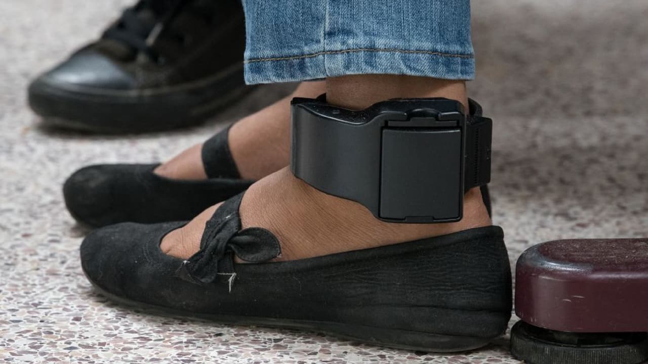 ICE planea que más de 180,000 inmigrantes usen grilletes con GPS, según un reporte