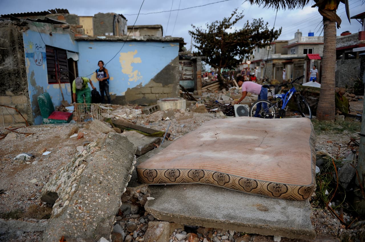 Los residentes de Cojimar, La Habana, intentan recuperar algunas de sus pertenencias después del paso del huracán Irma.