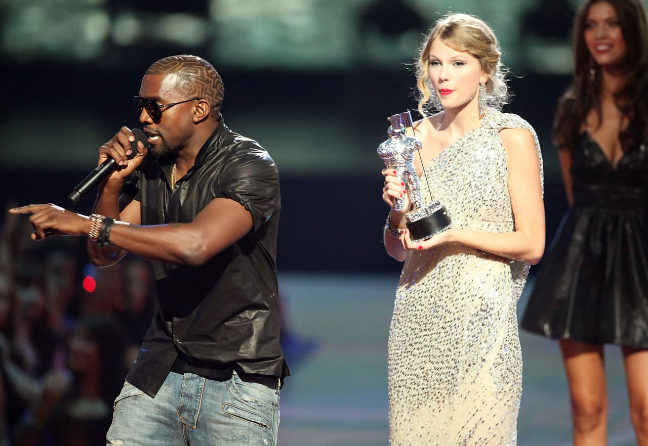 Con la promesa de que la dejaría terminar su discurso, Kanye dejó muy claro que Beyonce tenía el mejor video musical de todos los tiempos. La cara de Taylor en esa ocasión fue un verdadero poema.