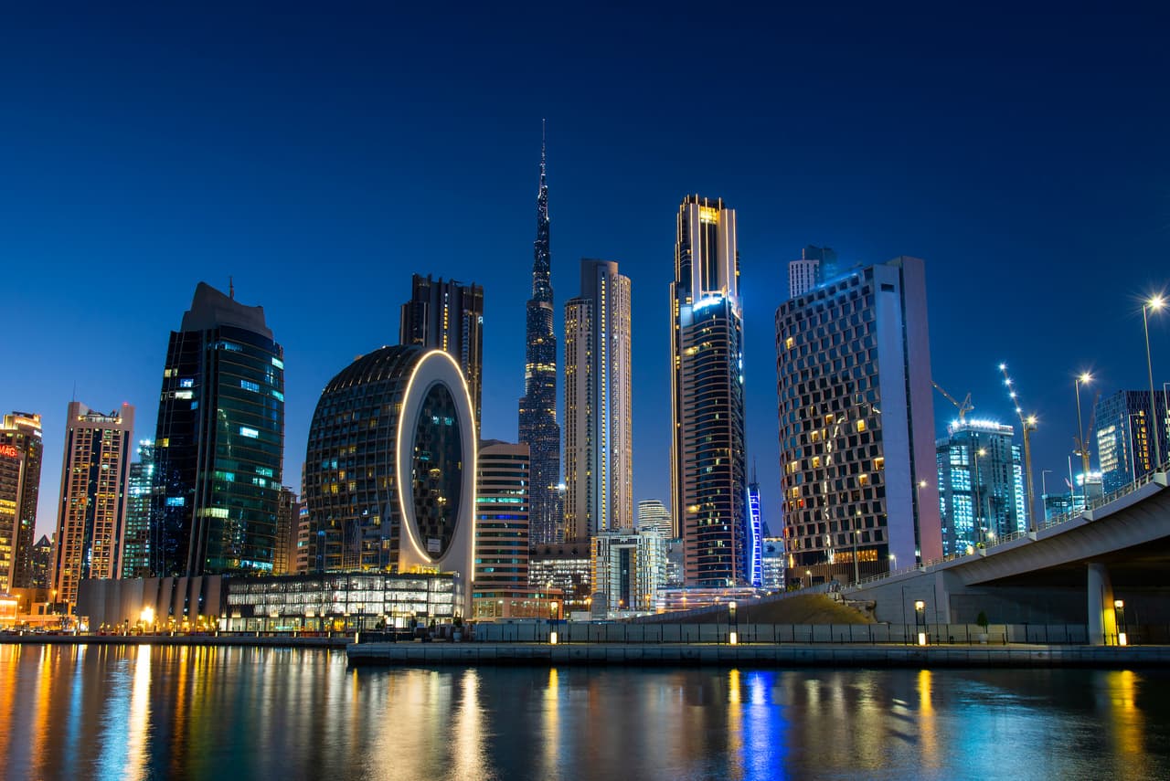 <h2 class="cms-H2-H2">13. Emiratos Árabes Unidos</h2>
<br>
<br>🧳
<b> ¿Qué lugar ocupó en 2022?</b> No estuvo entre los primeros 15. 
<br>
<br>🧳 
<b>¿Por qué está en el listado? La presencia de este país en la lista puede ser controversial ya que l</b>as leyes de Emiratos Árabes Unidos son muy estrictas y su trato hacia las personas LGBTQ y las mujeres es profundamente controversial. Igualmente, un turista en Dubai puede obtener una licencia para consumir alcohol durante su visita, pero es ilegal hacerlo sin dicho permiso. Igualmente debe respetar las conductas de vestir y sociales del lugar. No obstante, el reporte de BHTP señala que precisamente lo estricto de sus leyes lo hace seguro para un turista dispuesto a respetarlas. 
<br>
<br>🧳 
<b>¿De qué tienes que cuidarte si viajas a este país? </b>Ataques terroristas. Si bien son poco frecuentes en Emiratos Árabes Unidos, la precaución no está de más, de acuerdo con el Departamento de Estado.
<br>