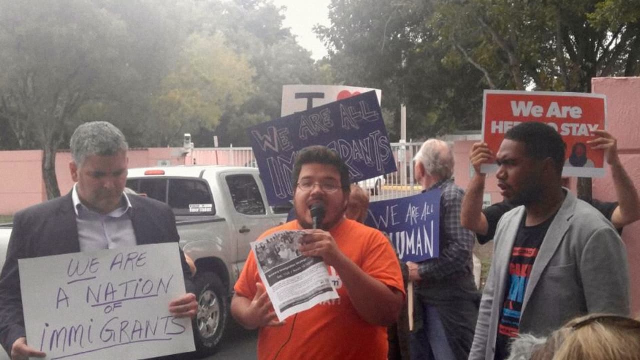 <b>Broward, Florida.</b> Una de las manifestaciones en el Día Nacional de Acción se llevó a cabo frente a las instalaciones del Centro de Detención de Inmigrantes en Broward, para exigir el cese de las deportaciones
<b> </b>en la semana que queda del gobierno de Obama, y para decirle al nuevo gobierno que no active el plan de expulsiones masivas prometida por Trump.
<br>