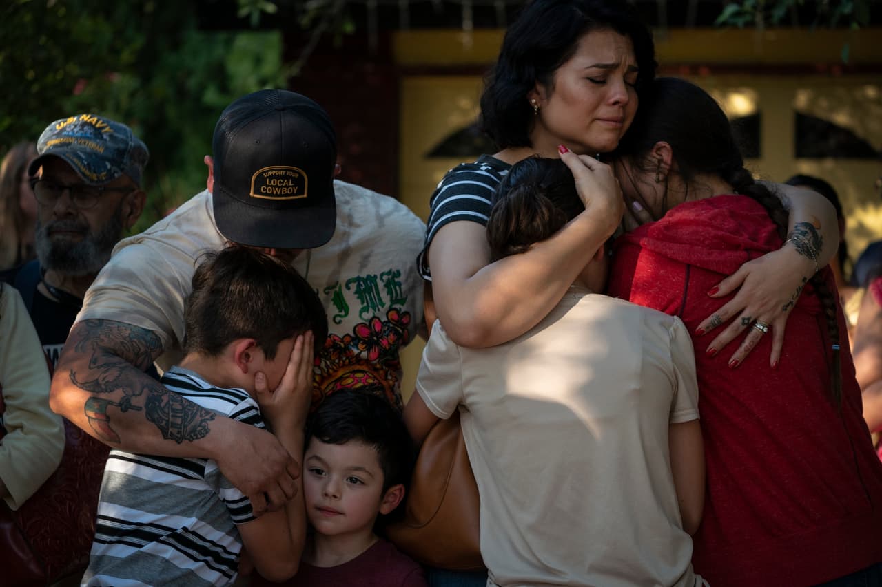 Irma García falleció junto a Eva Mireles, la otra maestra baleada en la Escuela Primaria Robb. En la imagen, se ve a una madre que consuela a sus dos hijas mientras su esposo, Daniel Martínez, consuela a sus hijos. Las dos hijas, de 15 y 11 años, estaban porque habían sido alumnas de las dos maestras que fallecieron.