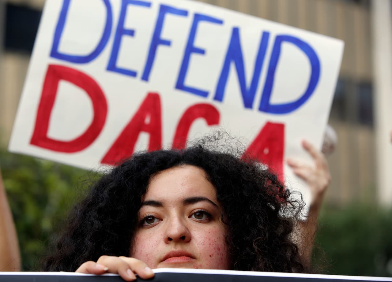 En caso de que 
<b>el alumno tenga Seguro Social porque es un beneficiario de la Acción Diferida para los Llegados en la Infancia</b>, 
<a href="https://studentaid.ed.gov/sa/sites/default/files/financial-aid-and-undocumented-students.pdf">DACA</a>, no recibirá una beca federal. Sin embargo, es posible que tenga derecho a recibir ayuda financiera estatal o la que otorgan las universidades. Esta es la razón por la que deben de llenar el formulario de la FAFSA, pues la mayoría de los estados y escuelas utilizarán la información recolectada a través de esa vía para determinar si al alumno le corresponde o no recibir ayuda económica.
