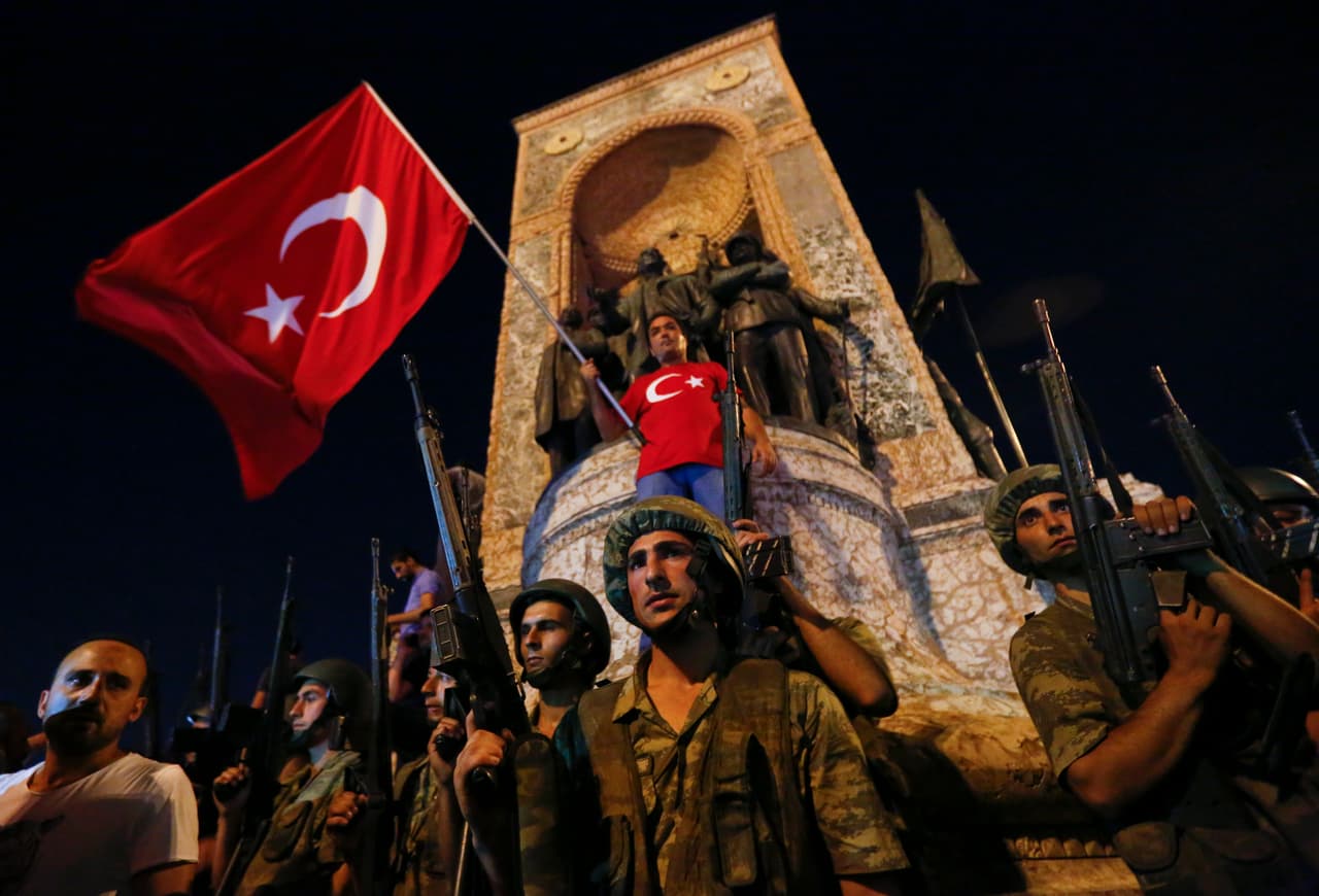 <b>El golpe frustrado. </b>El gobierno turco frena un intento de golpe de estado que intento destutuir al presidente Recep Tayyip Erdogan y que dejó 190 muertos y centenares de militares detenidos. 15 de julio de 2016.